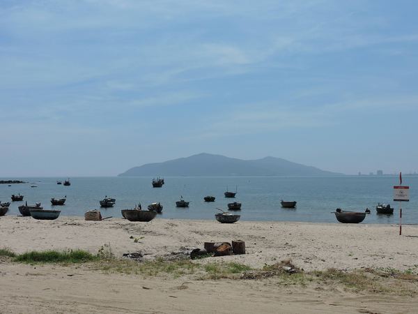 Làng chài Nam Ô: gỏi cá trích, nước mắm và ghềnh đá rêu xanh