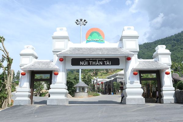 Công viên suối khoáng nóng Núi Thần Tài: tắm bùn, onsen giữa rừng